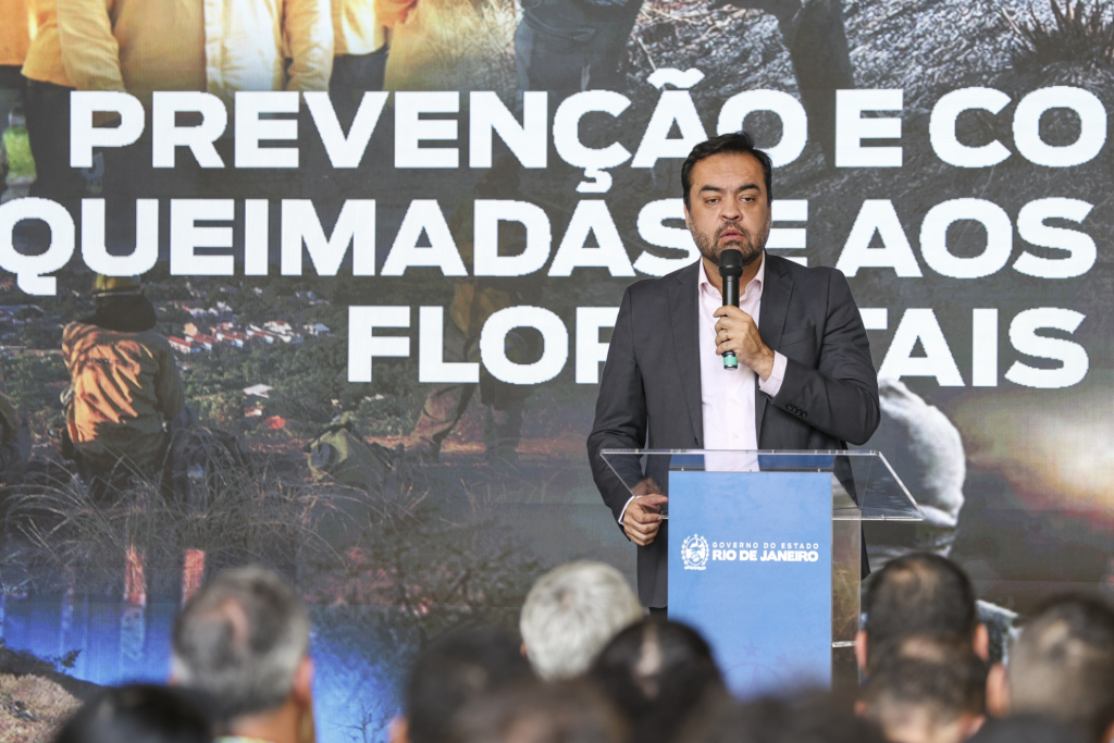 Governador Cláudio Castro em lançamento do aplicativo para monitoramento de queimadas no RJ