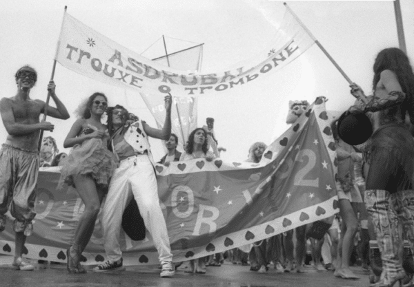 Os integrantes do grupo Asdrúbal Trouxe o Trombone anunciam a chegada do Circo ao Arpoador durante a Surpreendamental Parada Voadora, Praia de Ipanema
