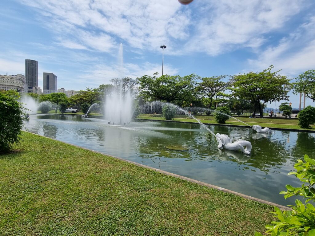 Chafariz dos Golfinhos, na Praça Paris