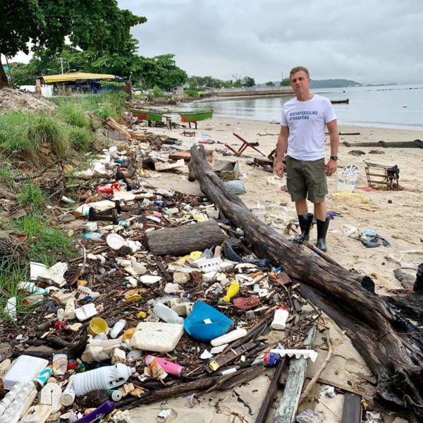 Luciano Huck adere ao #DesafioDoLixo e limpa Baía de Guanabara