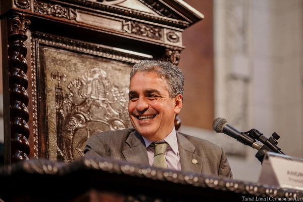 Deputado André Ceciliano sorri