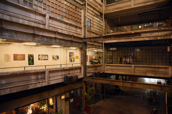 No interior da fábrica, muitas galerias de arte, lojas e ateliers