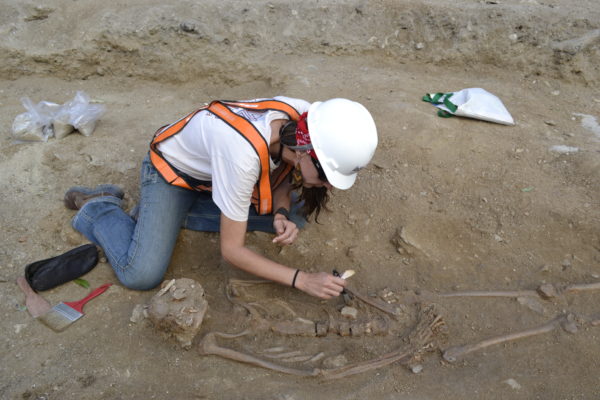 Arqueóloga trabalha na escavação de ossada na Marechal Floriano (Foto: Divulgação)