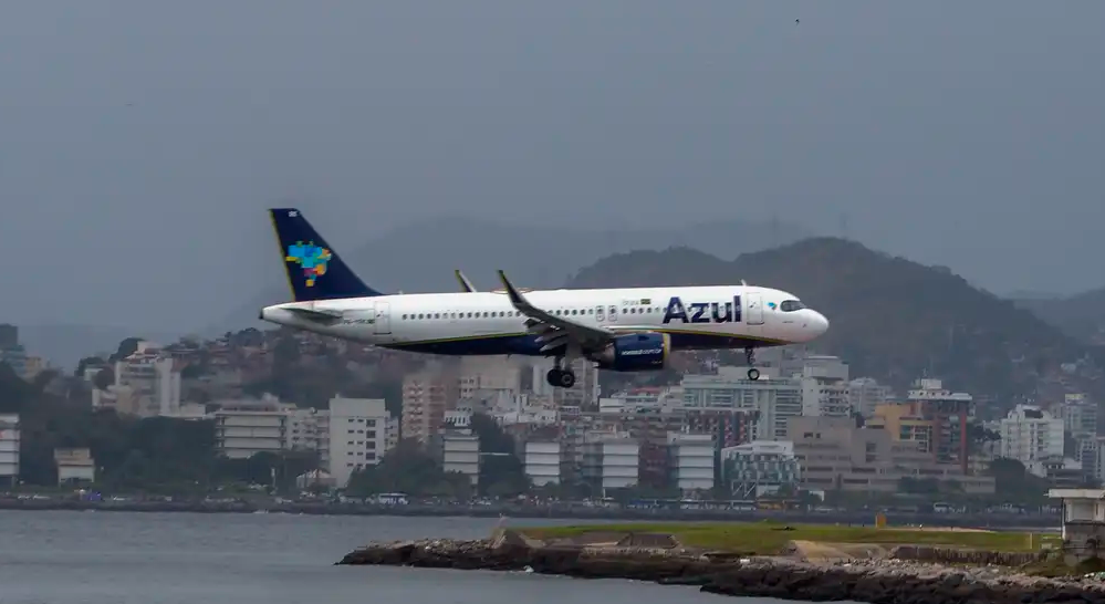 Avião da Azul pousando no Santos Dumont