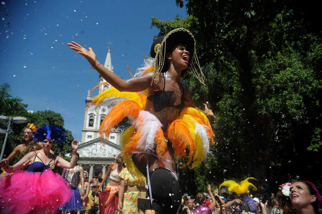 Rio: Bloco Mulheres Rodadas se apresenta no largo do Machado