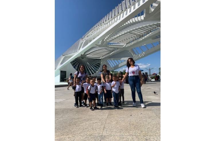 crianças na frente do Museu do Amanhã