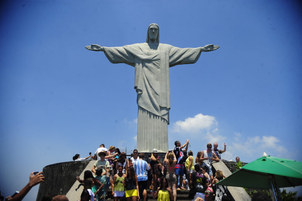 turistas no Cristo Redentor