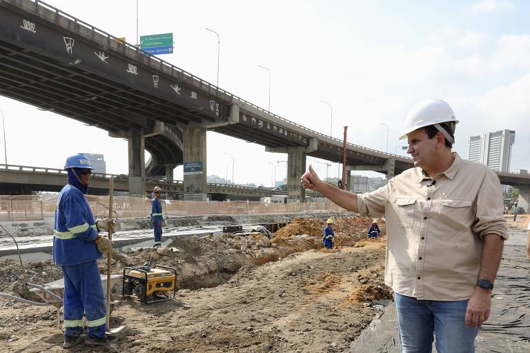 Eduardo Paes em visita a obras