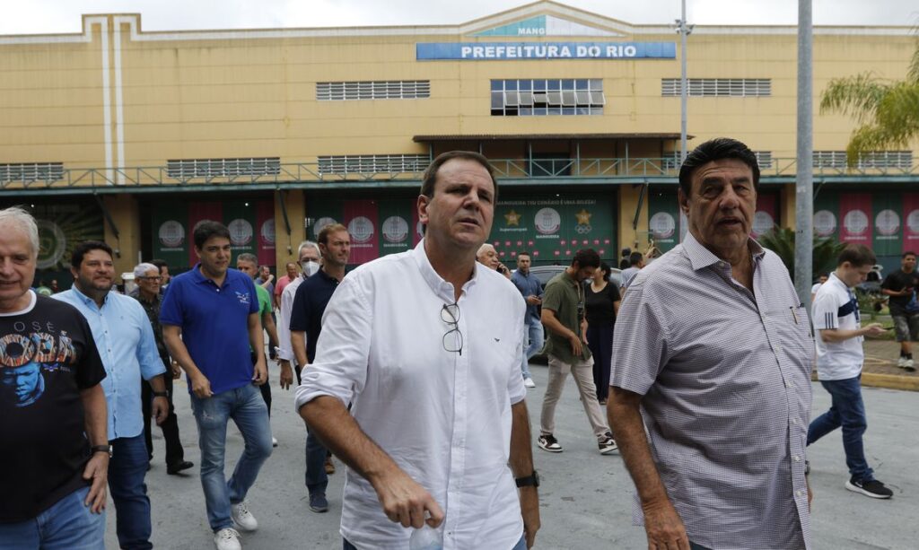 Eduardo Paes caminha na frente da Cidade do Samba