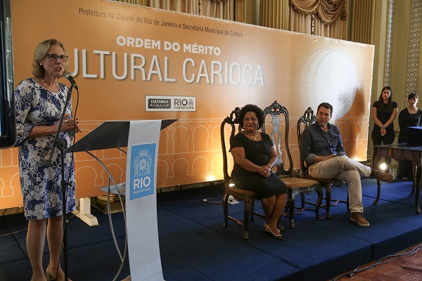 Em pé: primeira-dama Silvia Jane Crivella. Sentados: secretários Paulo Messina (Casa Civil) e Nilcemar Nogueira (Cultura). (Foto: Divulgação)