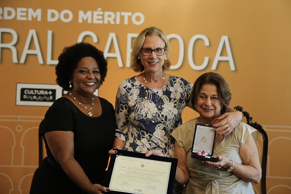Primeira-dama Silvia Jane Crivella e a secretária Nilcemar Nogueira (Cultura) entregam prêmio (Foto: Divulgação)