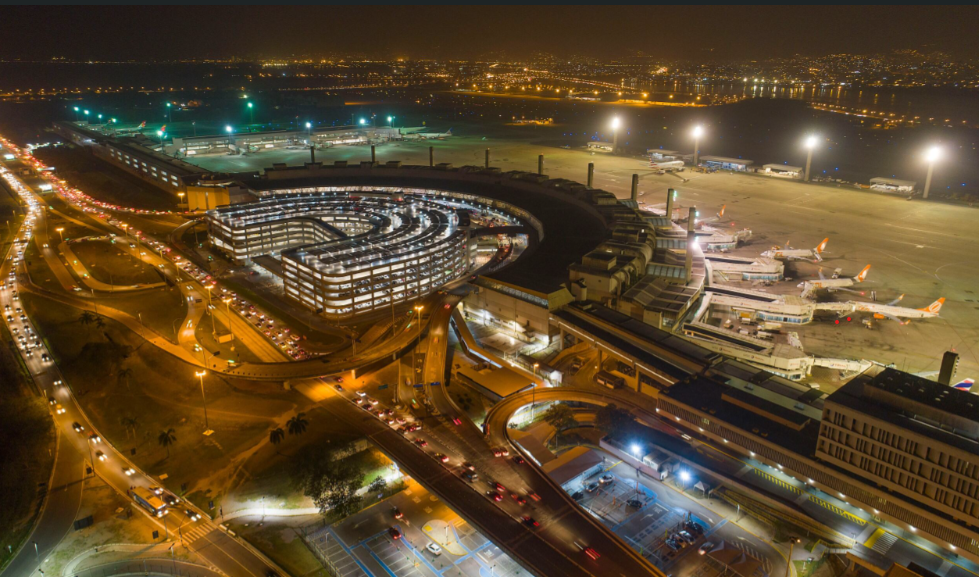 Vista aérea noturna do Galeão