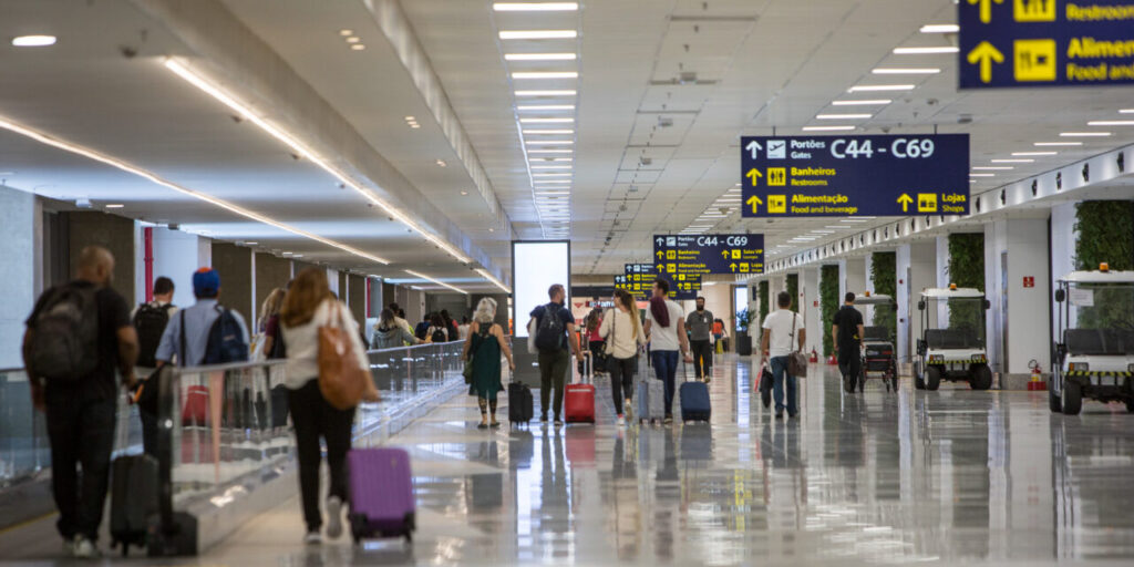Aeroporto do Galeão passageiros no corredor