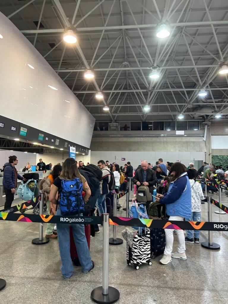 Passageiros em fila de chek in no Galeão