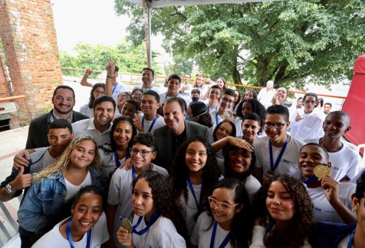 IMPA Prefeito junto a alunos vencedores da Olimpíada de Matemática