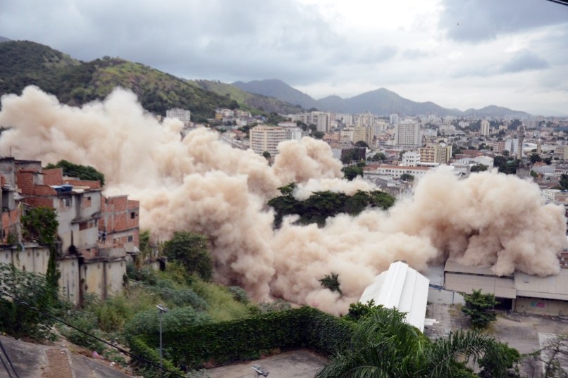 Implosão do prédio do IBGE na Mangueira
