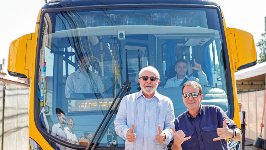 Lula e Paes em frente a ônibus em Campo Grande