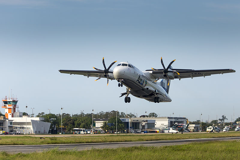 Avião pousando no aeroporto de Macaé