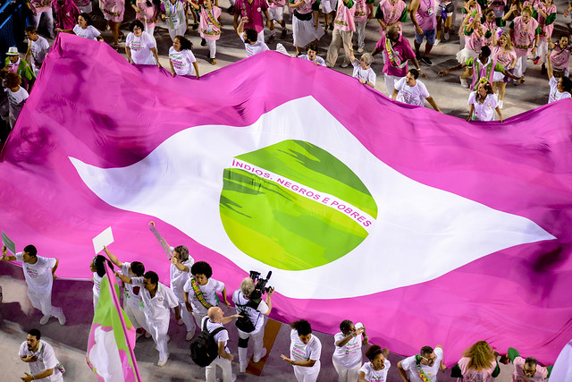 Bandeira verde-rosa no desfile da Mangueira em 2019