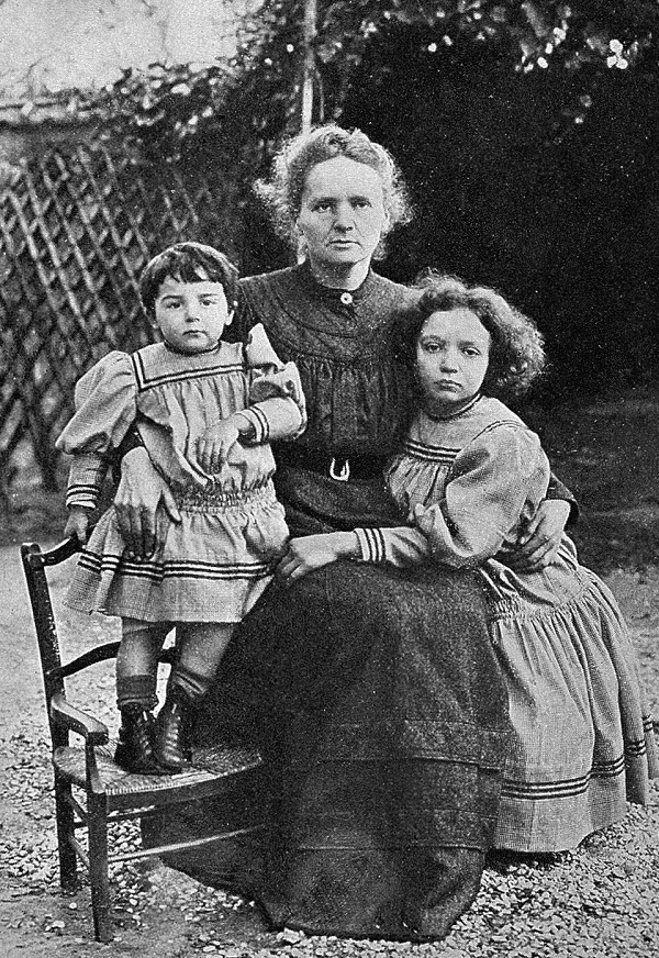 Maria Curie com as filhas