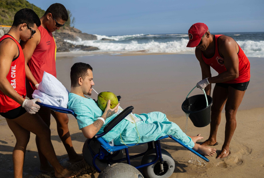 Maricá paciente de hospital vê o mar foto Prefeitura de Maricá Thamyris Mello