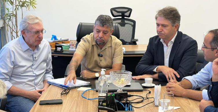 Maricá prefeito Quaquá durante assinatura para construção do shopping