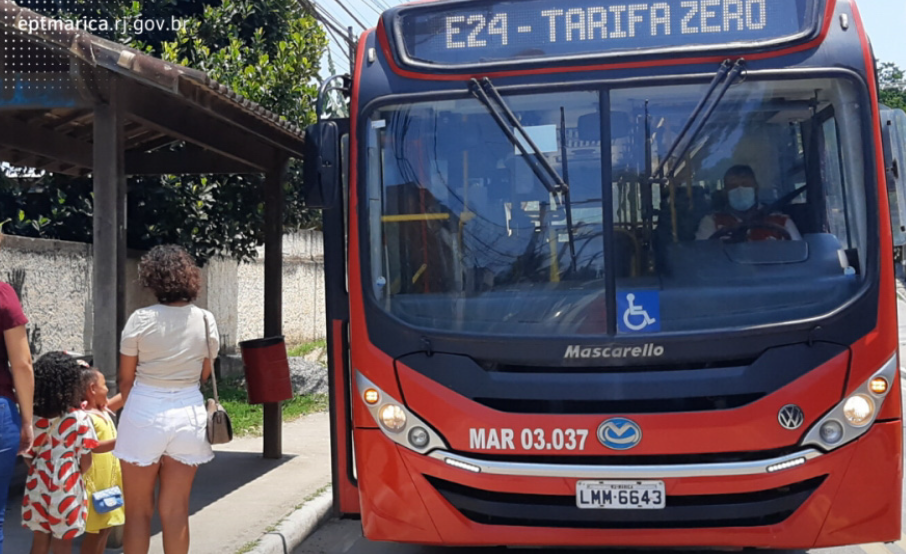 Maricá vermelhinho passageiros no ponto