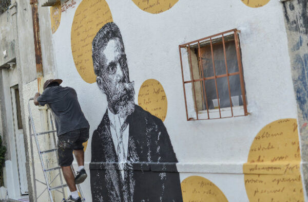 Pintor realiza mural com retrato de Machado de Assis