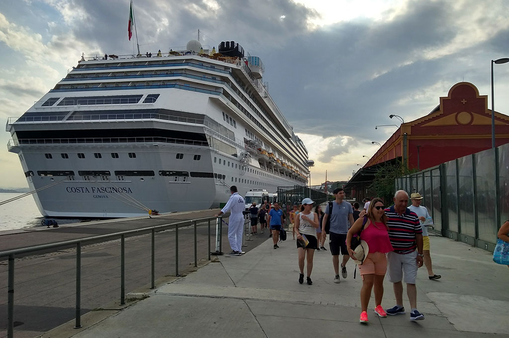 Navio de cruzeiro, passageiros no Porto do Rio