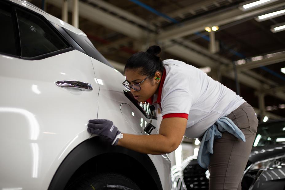 Nissan mulher na linha de montagem