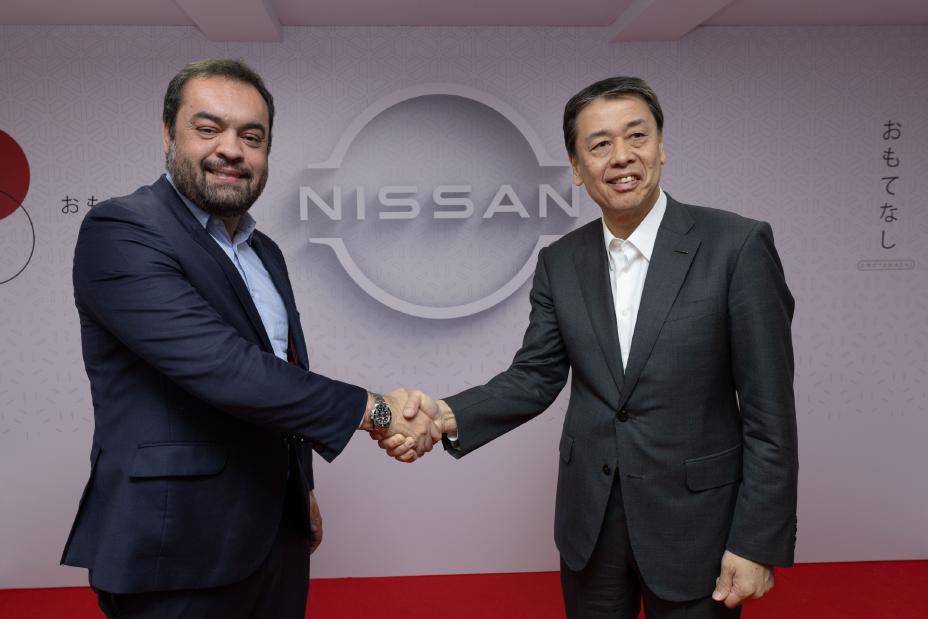 Makoto Uchida, presidente mundial da Nissan, cumprimenta o governador do Rio, Cláudio Castro