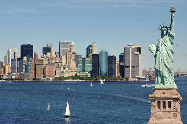 Nova York com estátua da Liberdade à frente