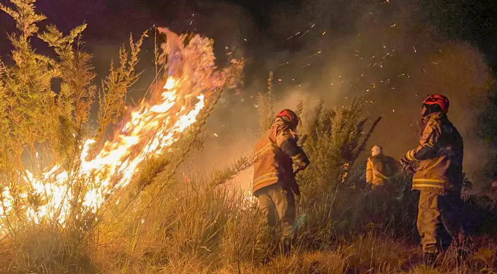 Parque Nacional de Itatiaia bombeiros combatendo incêndio