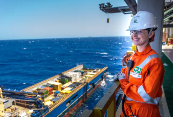 Petrobras trabalhadora em plataforma em alto mar