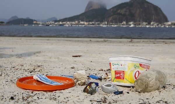 lixo na Praia de Botafogo