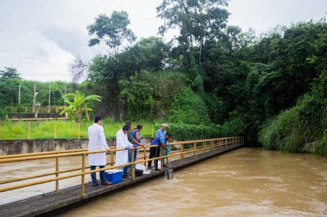 Rio Guandu técnicos verificam qualidade das águas foto Divulgação