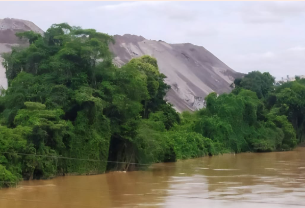 Rio Paraíba do Sul montanha de escória da CSN foto reprodução da internet