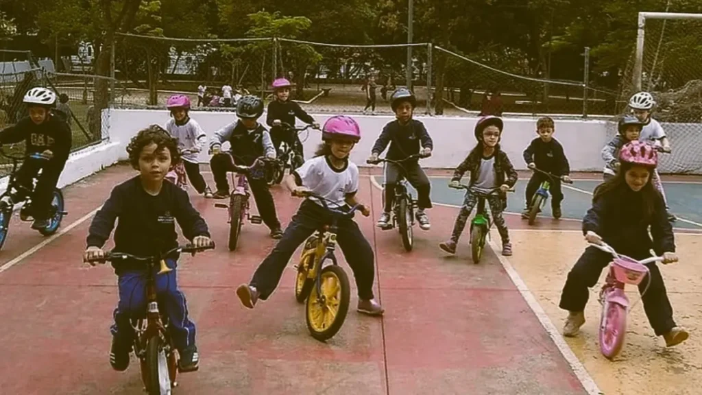 projeto Rodinha Zero crianças aprendendo a andar de bicicleta