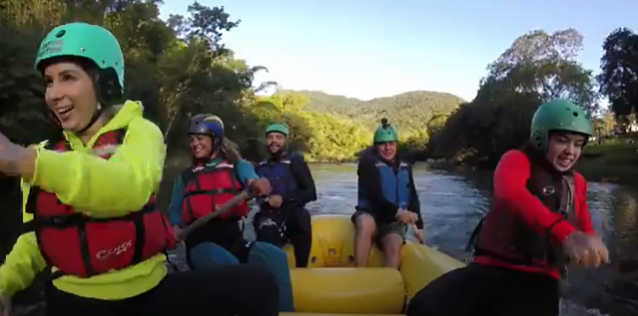 Sesc RJ na Estrada rafting em Macaé dentro do barco