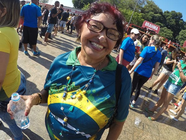 Teresinha: torcedora idosa na Copa do Porto