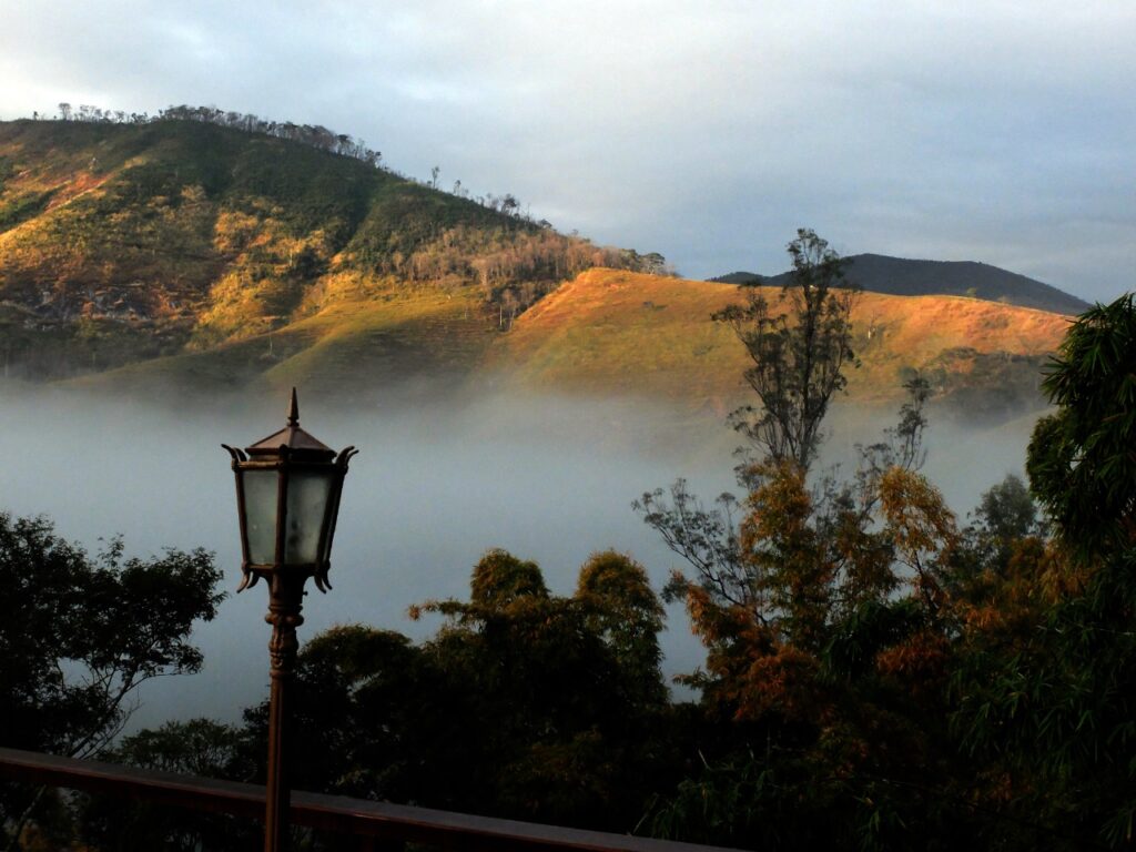 Neblina nas montanhas de Secretário