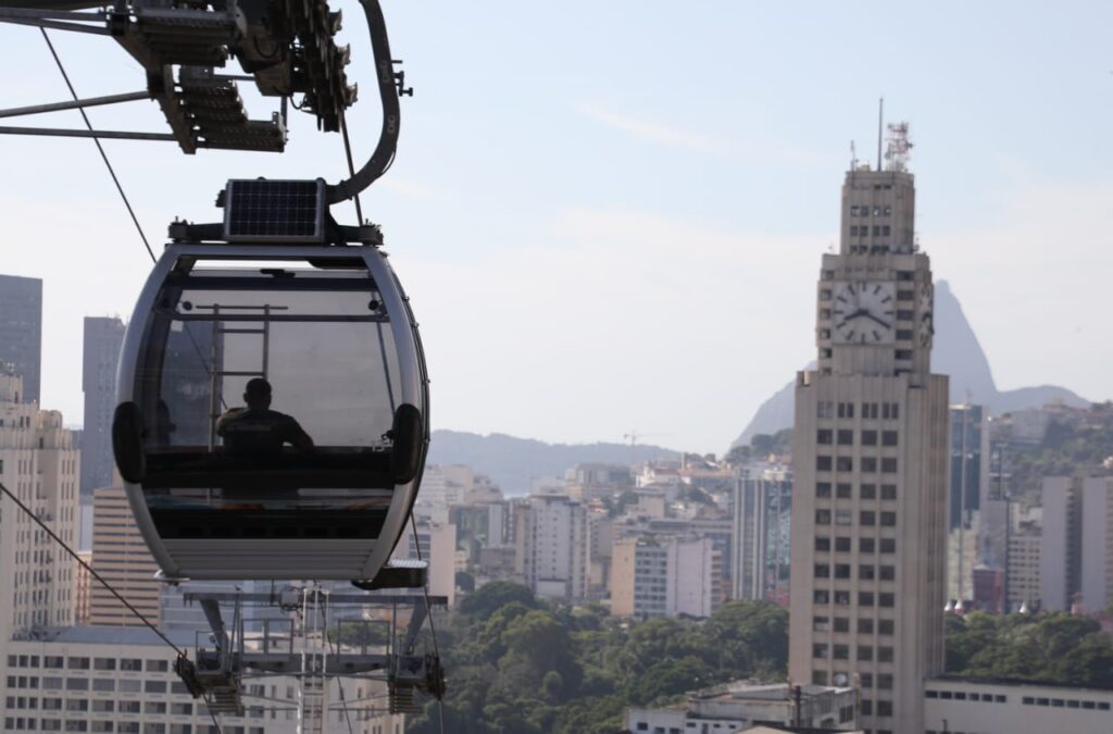 Teleérico da Providência e ao fundo a Central do Brasil