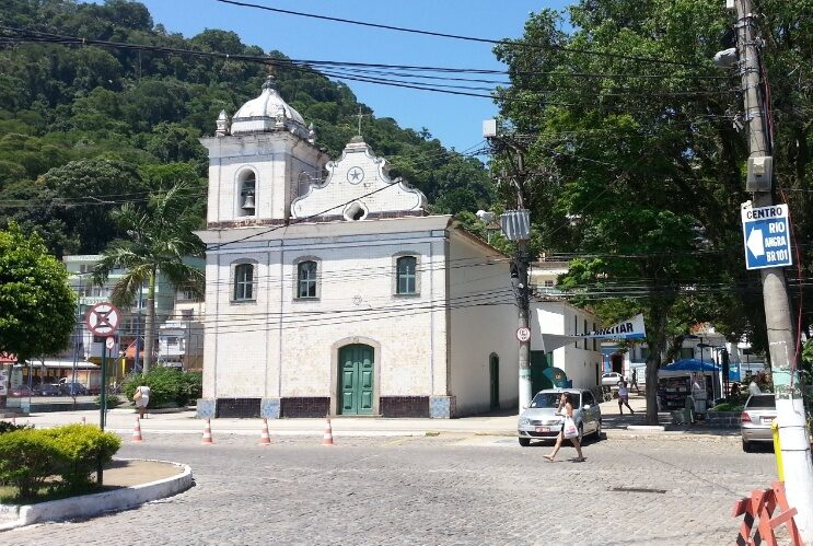 A igreja matriz, na praça principal de Mangaratiba