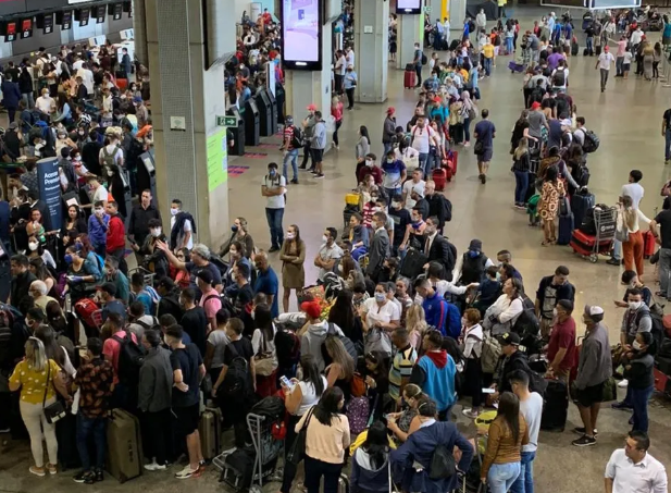 Pessoas no Aeroporto Internacional de Guarulhos