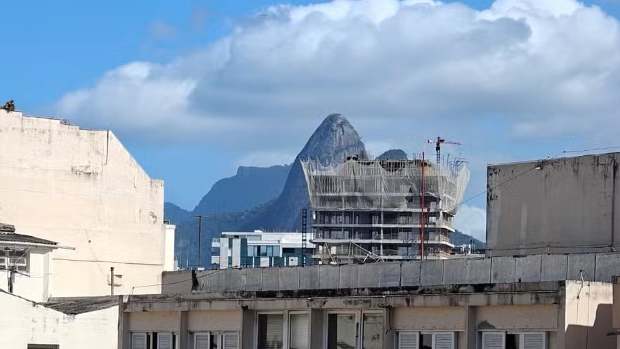Morro Dois Irmãos obstruído pela construção de um prédio
