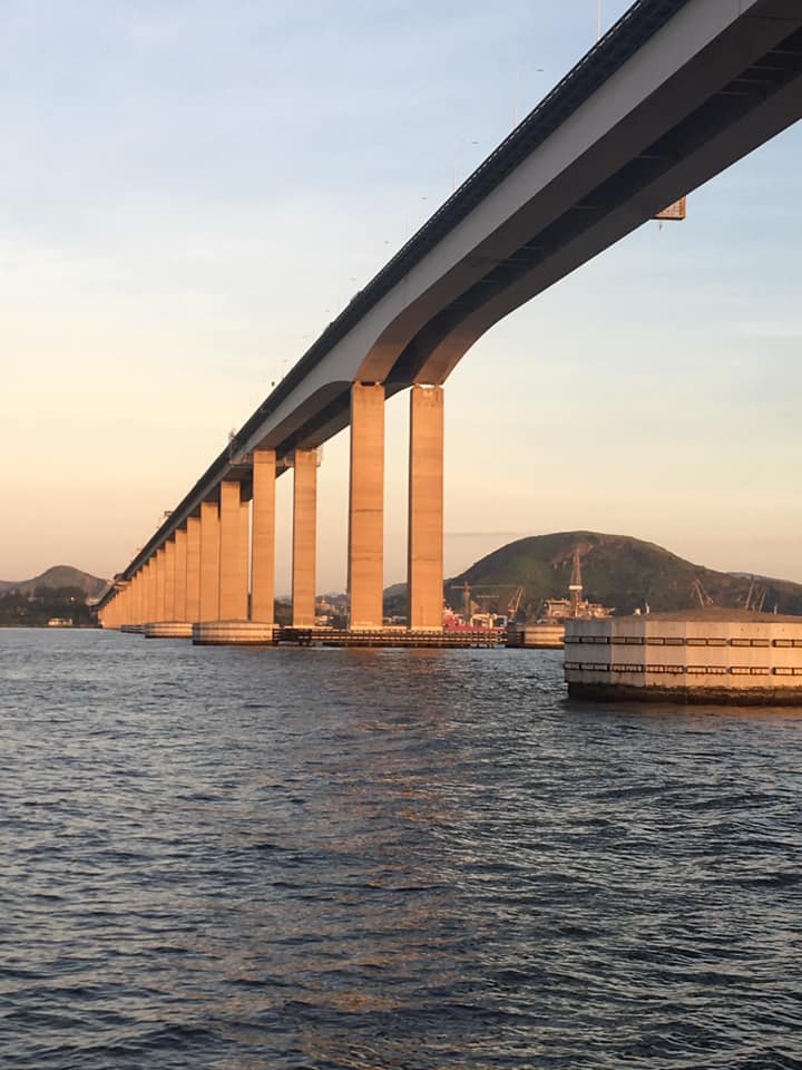 Barca passa sob a ponte Rio-Niterói