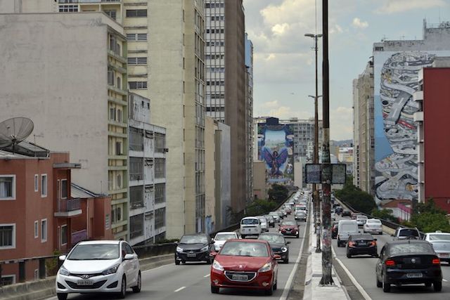 Carros em elevado de São Paulo