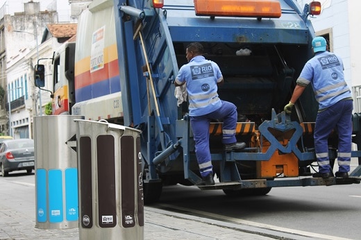 Funcionários da Porto Novo recolhiam, em média, 1.293 toneladas de lixo na Região Portuária por mês (Foto: Bruno Bartholini)