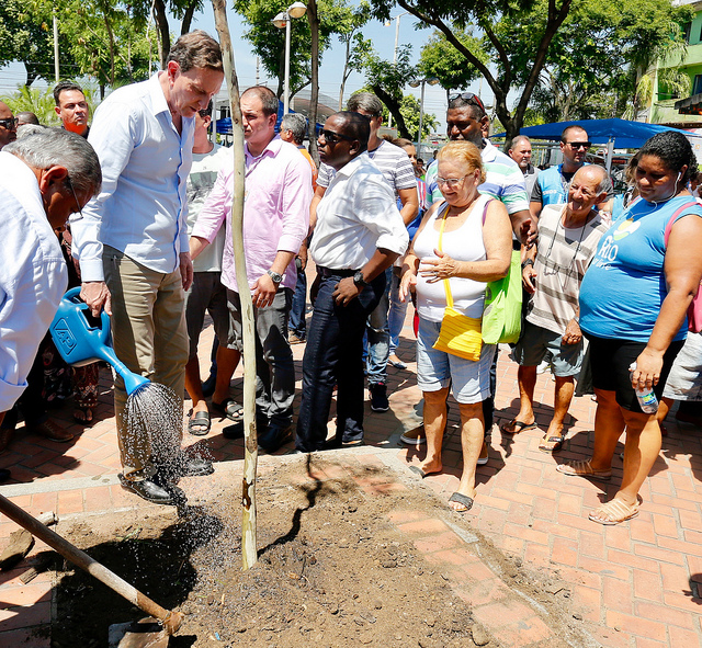 O prefeito plantou árvore ao lançar o Cuidar da Cidade em Rocha Miranda