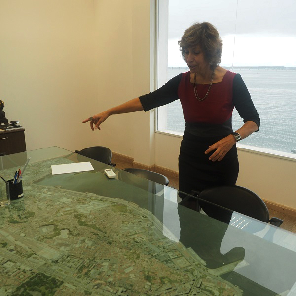 Denise Lima, da Píer Mauá, aponta para o mapa do Porto Maravilha